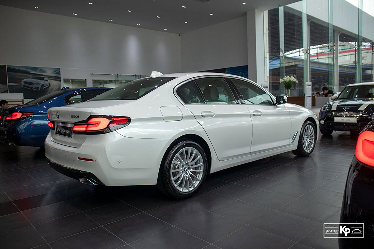 Điểm khác biệt nhất của BMW 520i Luxury Line so với 2 bản cao cấp ở nội thất là xe sử dụng vật liệu ốp gỗ Fineline Cove viền Chrome mang đến sự thanh lịch hướng đến những khách hàng doanh nhân. Nâng cấp chất lượng của mô hình mới trên dòng sedan hạng sang cỡ trung 520i Luxury 2021 là xe đã được chuẩn hóa với hệ thống giải trí BMW Live Cockpit Professional dựa trên màn hình cảm ứng trung tâm 12,3 inch với hệ điều hành BMW 7.0 cùng dàn âm thanh HiFi, 12 loa, công suất 205 W.