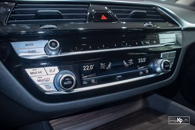 Bên cạnh đó, xe còn nhiều tiện nghi khác như điều hòa tự động 4 vùng độc lập, rèm che nắng, sạc điện thoại không dây, đèn viền nội thất, gương chiếu hậu trong chống chói tự động... Vô-lăng của BMW 520i Luxury Line 2021 có sự thay đổi nhẹ so với mô hình cũ ở phần phím bấm chức năng được ốp nhôm nổi bật. Ở phía sau, đồng hồ digital 12,3 inch là nâng cấp chất lượng nhất của mẫu xe này ở khu vực người lái mang đến sự tiện nghi và cảm hứng hơn so với cụm đồng hồ cơ của đời cũ.