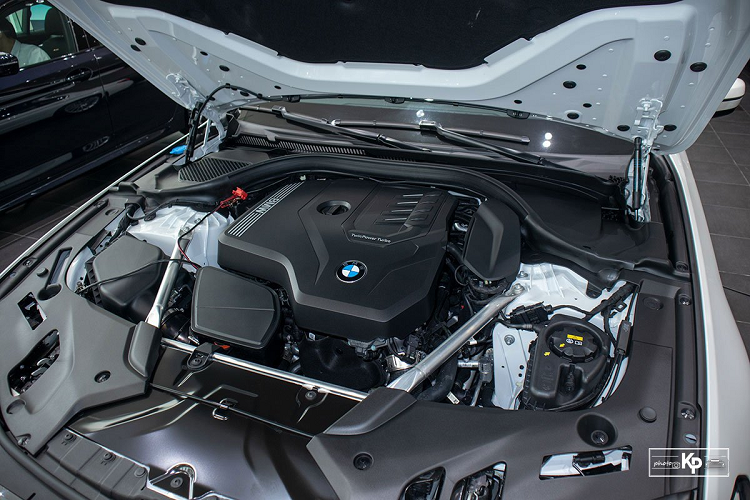 Đuôi xe BMW 520i Luxury Line 2021 được nâng cấp cụm đèn hậu LED mỏng và sắc nét hơn giúp xe trở nên hiện đại hơn. Không những vậy, BMW 520i 2021 còn có cặp ống xả vuông vức bọc crom thay cho dạng tròn của mô hình cũ cũng là cải tiến đáng giá của hãng xe Đức.