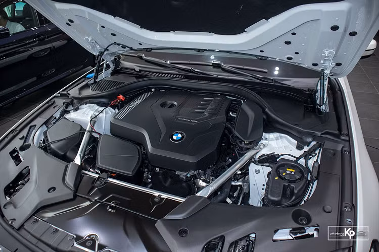 Đuôi xe BMW 520i Luxury Line 2021 được nâng cấp cụm đèn hậu LED mỏng và sắc nét hơn giúp xe trở nên hiện đại hơn. Không những vậy, BMW 520i 2021 còn có cặp ống xả vuông vức bọc crom thay cho dạng tròn của mô hình cũ cũng là cải tiến đáng giá của hãng xe Đức.