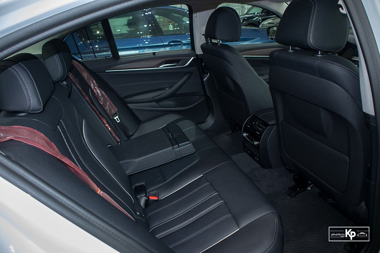 Sang đến thân xe, 520i Luxury Line có đường gân nổi chạy dọc với phần tay nắm cửa mang đến sự sang trọng cho xe. Khác biệt lớn nhất của phiên bản thấp nhất dòng 5-Series đến từ bộ la-zăng 18 inch đa chấu, gương chiếu hậu có tính năng chỉnh điện, gập tự động, cảnh báo điểm mù và xi-nhan LED