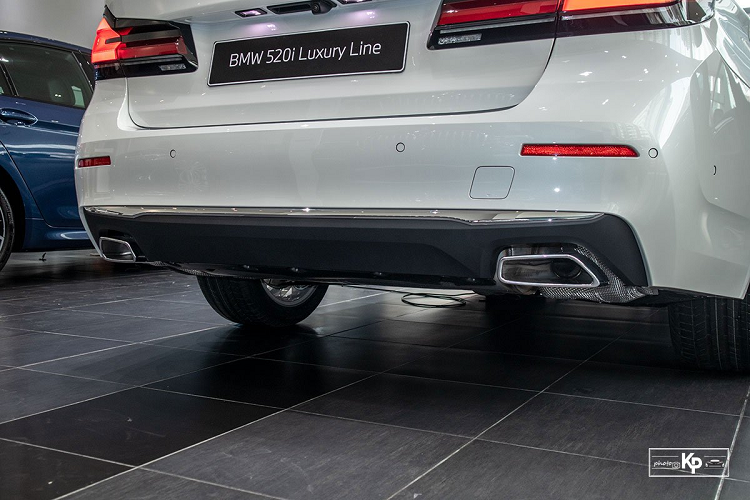 Sức mạnh được truyền đến bánh xe thông qua hộp số tự động Steptronic 8 cấp và hệ dẫn động cầu sau (RWD). Một số công nghệ an toàn hiện đại mà BMW 520i Luxury Line 2021 sở hữu bao gồm: hệ thống hỗ trợ đỗ xe Parking Assistant, hệ thống cảnh báo áp suất lốp, cảm biến trước/sau, hệ thống bảo vệ chủ động (5AL), đèn pha LED thích ứng, 6 túi khí an toàn, lốp xe Runflat...