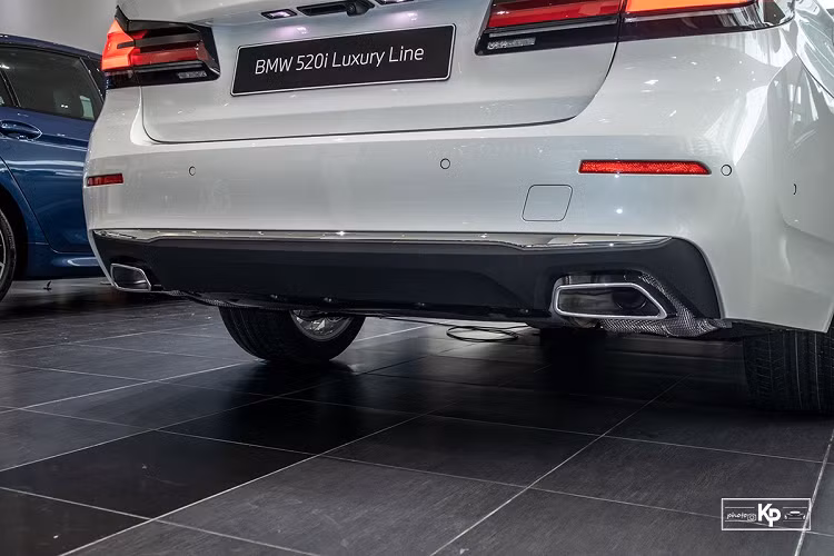 Sức mạnh được truyền đến bánh xe thông qua hộp số tự động Steptronic 8 cấp và hệ dẫn động cầu sau (RWD). Một số công nghệ an toàn hiện đại mà BMW 520i Luxury Line 2021 sở hữu bao gồm: hệ thống hỗ trợ đỗ xe Parking Assistant, hệ thống cảnh báo áp suất lốp, cảm biến trước/sau, hệ thống bảo vệ chủ động (5AL), đèn pha LED thích ứng, 6 túi khí an toàn, lốp xe Runflat...