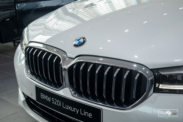 Cũng không chịu kém cạnh đối thủ, Trường Hải (Thaco) mới đây cũng chính thức giới thiệu BMW 5-Series 2021 đến khách hàng trong nước với một số nâng cấp hướng đến sự thể thao, nhưng vẫn giữ được sự lịch lãm vốn có của dòng sedan này. Trong 3 phiên bản mới của 5-Series, giá xe BMW 520i Luxury Line 2021 dễ tiếp cận với khách hàng nhất khi được Thaco niêm yết ở mức 2,499 tỷ đồng.