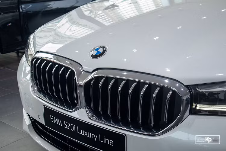 Cũng không chịu kém cạnh đối thủ, Trường Hải (Thaco) mới đây cũng chính thức giới thiệu BMW 5-Series 2021 đến khách hàng trong nước với một số nâng cấp hướng đến sự thể thao, nhưng vẫn giữ được sự lịch lãm vốn có của dòng sedan này. Trong 3 phiên bản mới của 5-Series, giá xe BMW 520i Luxury Line 2021 dễ tiếp cận với khách hàng nhất khi được Thaco niêm yết ở mức 2,499 tỷ đồng.