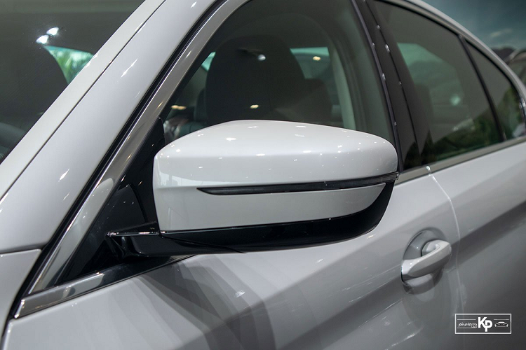 Cũng giống như 2 phiên bản cao cấp, mẫu xe sang BMW 520i Luxury Line 2021 có thiết kế tươi mới, nhưng hệ thống khung gầm vẫn tương tự với kích thước chiều Dài x Rộng x Cao lần lượt là 4.963 x 1.868 x 1.479 (mm), chiều dài cơ sở 2.975 mm. Ở ngoại thất, xe được nâng cấp cụm đèn pha thanh mảnh hơn thay cho dạng elip như đời cũ. Hãng xe Đức còn trang bị cho xe công nghệ LED thích ứng với khả năng bật/tắt tự động, điều chỉnh góc đánh lái...