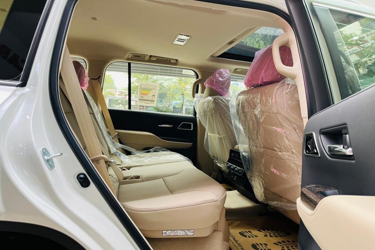 Với giá bán hơn 6 tỷ đồng, cao hơn 2 tỷ đồng so với Land Cruiser VX nhập chính hãng, chiếc Toyota Land Cruiser 2022 phiên bản VX 70th Anniversary nhập tư này là lựa chọn dành cho những tay chơi Land Cruiser yêu thích sự khác biệt, muốn sở hữu một phiên bản độc đáo đáng để sưu tầm, bên cạnh có xe nhanh không phải mất công chờ đợi hay chi thêm tiền “lạc” cho đại lý.