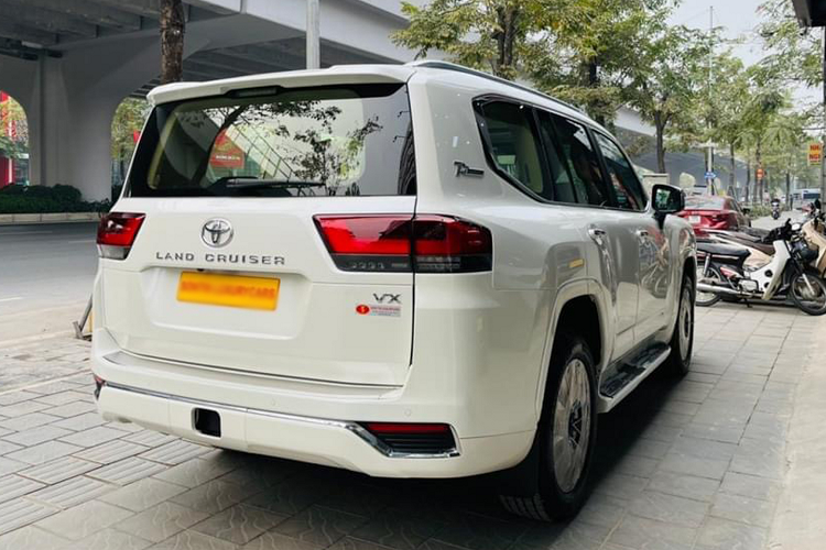 Cụ thể, ngoại thất của Land Cruiser phiên bản VX 70th Anniversary thiết kế sang trọng và mang những điểm khác biệt so với Land Cruiser phiên bản VX nhập chính hãng. Sự khác biệt đó bao gồm “dàn chân” lắp bộ mâm 20 inch (bản VX ở Việt Nam dùng mâm 18 inch). Các chi tiết như hốc đèn sương mù, chụp gương chiếu hậu, viền cản sau được mạ crôm. Vị trí cột D có thêm logo “70th Anniversary” tương tự như phiên bản VXR 70th Anniversary.
