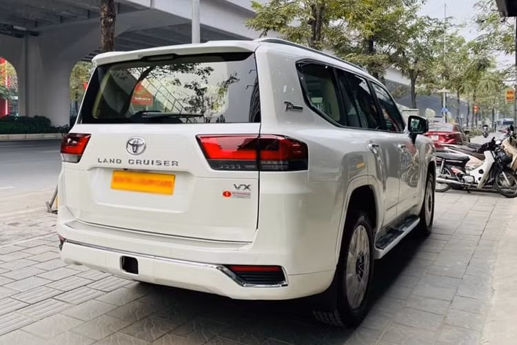 Cụ thể, ngoại thất của Land Cruiser phiên bản VX 70th Anniversary thiết kế sang trọng và mang những điểm khác biệt so với Land Cruiser phiên bản VX nhập chính hãng. Sự khác biệt đó bao gồm “dàn chân” lắp bộ mâm 20 inch (bản VX ở Việt Nam dùng mâm 18 inch). Các chi tiết như hốc đèn sương mù, chụp gương chiếu hậu, viền cản sau được mạ crôm. Vị trí cột D có thêm logo “70th Anniversary” tương tự như phiên bản VXR 70th Anniversary.