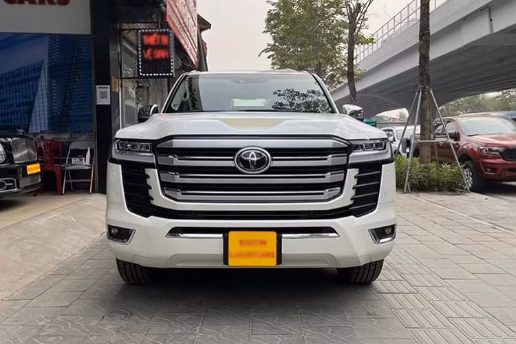 So với phiên bản VX nhập Nhật đang được phân phối chính hãng. Phiên bản VX nhập tư được sản xuất dành cho thị trường Trung Đông sở hữu nhiều trang bị khác biệt. Tại thị trường Trung Đông, phiên bản XV 70th Anniversary này còn được gọi là bản VX-S.