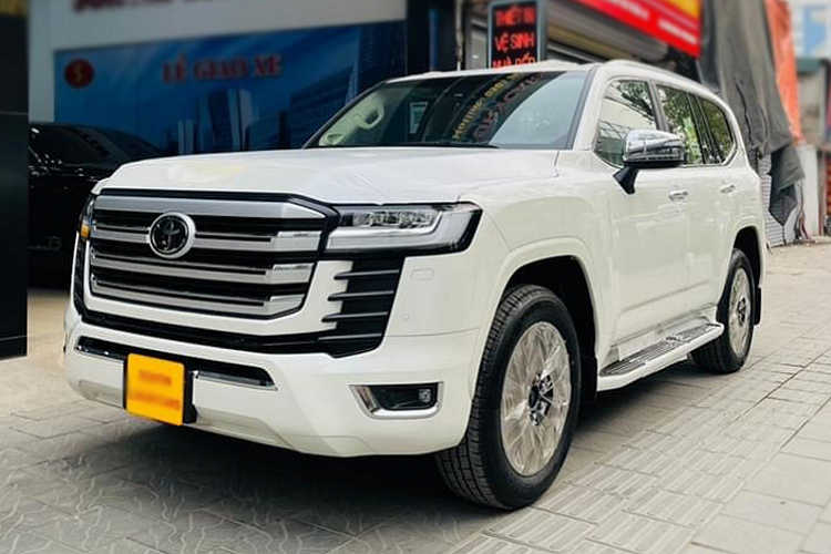 Được đưa về Việt Nam vào giữa tháng 9 vừa qua, Toyota Land Cruiser 2022 đặc biệt nhập Trung Đông, phiên bản VX kỷ niệm 70 năm (70th Anniversary) đang được đại lý tư nhân ở Hà Nội chào bán với giá hơn 6 tỷ đồng.