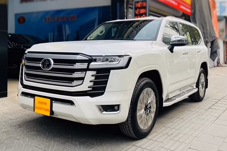 Được đưa về Việt Nam vào giữa tháng 9 vừa qua, Toyota Land Cruiser 2022 đặc biệt nhập Trung Đông, phiên bản VX kỷ niệm 70 năm (70th Anniversary) đang được đại lý tư nhân ở Hà Nội chào bán với giá hơn 6 tỷ đồng.