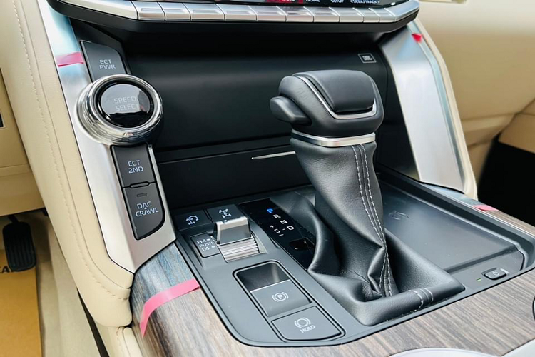 Ngoài ra, xe được trang bị hệ thống lựa chọn đa địa hình (Multi Terrain Select) – Tự động đánh giá bề mặt đường và chọn chế độ lái tốt nhất. Bên cạnh Màn hình hiển thị đa địa hình (Multi-Terrain Monitor) – Hiển thị ngay lập tức các chướng ngại vật cho người lái xe thông qua camera dưới gầm xe.