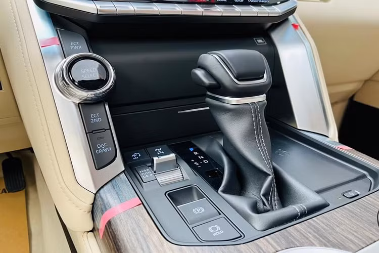 Ngoài ra, xe được trang bị hệ thống lựa chọn đa địa hình (Multi Terrain Select) – Tự động đánh giá bề mặt đường và chọn chế độ lái tốt nhất. Bên cạnh Màn hình hiển thị đa địa hình (Multi-Terrain Monitor) – Hiển thị ngay lập tức các chướng ngại vật cho người lái xe thông qua camera dưới gầm xe.