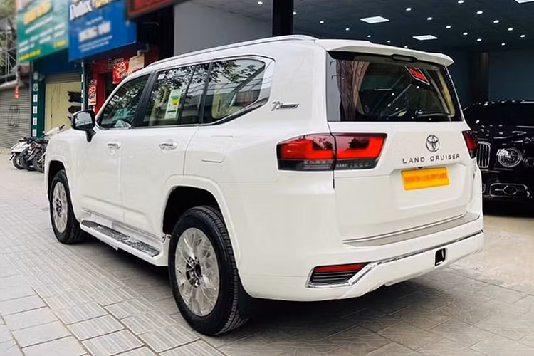 Trên thực tế, tệp khách hàng chơi Land Cruiser vốn có điều kiện kinh tế khá giả, họ thường chi mạnh cho những mẫu xe nhập tư hàng hiếm trên thị trường, mức giá chênh lệch nhiều tỷ đồng không phải là một vấn đề lớn.