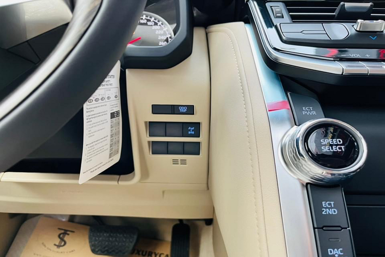 Về trang bị an toàn và hỗ trợ lái, phiên bản này cũng được trang bị gói an toàn chủ động Toyota Safety Sense mới bao gồm: Hệ thống cảnh báo trước va chạm, giúp phòng tránh va chạm hoặc giảm thiệt hại bằng cách phát hiện người đi bộ (ban ngày và ban đêm) và người đi xe đạp (ban ngày), Hệ thống đánh lái khẩn cấp, tránh va chạm. Hệ thống phanh hỗ trợ đỗ xe nhận biết chướng ngại vật phía trước và sau xe trong bãi đỗ, kiểm soát hành trình thích ứng và hơn nữa.