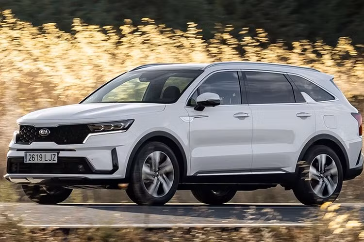  5. Kia Sorento (6.081 chiếc) Kia Sorento thế hệ mới được xem là "Bom tấn" ngay từ thời điểm ra mắt với hàng loạt giải thưởng danh giá từ thiết kế tới an toàn. Trong tháng 6/2021, mẫu SUV 7 chỗ này bán ra tổng cộng 6.081 xe tại Hàn Quốc và xếp ở vị trí số 5 trong bảng xếp hạng. Với thành tích này, Kia Sorento nghiễm nhiên trở thành mẫu xe bán chạy nhất phân khúc SUV 7 chỗ tại quê nhà, xếp trên người anh em Hyundai Santa Fe.