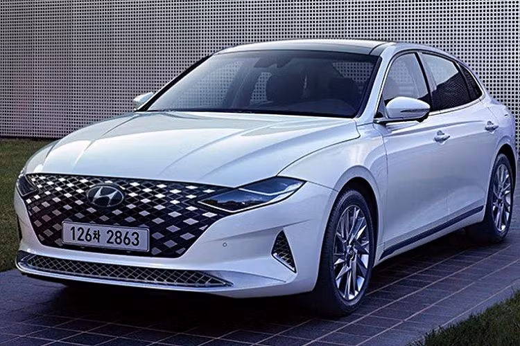  1. Hyundai Grandeur (9.483 chiếc) Tương tự Toyota Vios hay Hyundai Accent tại thị trường Việt Nam, Hyundai Grandeur được coi là "Vua doanh số" tại quê nhà Hàn Quốc. Trong tháng 6/2021, mẫu xe này bán ra tổng cộng 9.483 xe, tăng trưởng 21,5% so với cùng kỳ tháng trước. Theo Hyundai, trong tổng số 9.483 xe Grandeur bán ra trong tháng 6, số lượng xe sử dụng động cơ đốt trong chiếm 6.830 xe và 2.653 xe thuộc về xe sử dụng động cơ hybrid.