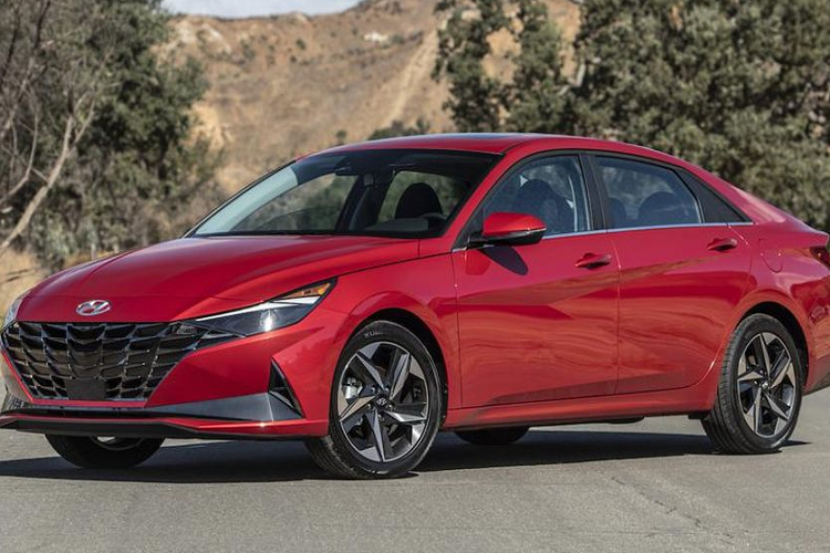  6. Hyundai Avante/Elantra (5.973 chiếc) Trong tháng 6/2021, Hyundai Avante có doanh số 5.973 xe tại Hàn Quốc và đứng ở vị trí số 6 trong bảng xếp hạng. Tuy vậy, khi so sánh kết quả này với cùng kỳ tháng trước, doanh số xe bán ra của Hyundai Avante đã ghi nhận mức giảm tới 10,8%.