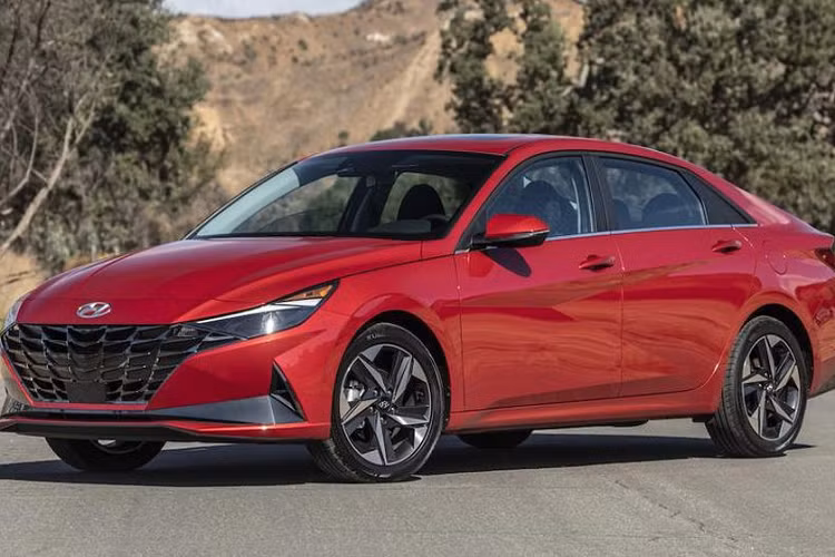  6. Hyundai Avante/Elantra (5.973 chiếc) Trong tháng 6/2021, Hyundai Avante có doanh số 5.973 xe tại Hàn Quốc và đứng ở vị trí số 6 trong bảng xếp hạng. Tuy vậy, khi so sánh kết quả này với cùng kỳ tháng trước, doanh số xe bán ra của Hyundai Avante đã ghi nhận mức giảm tới 10,8%.