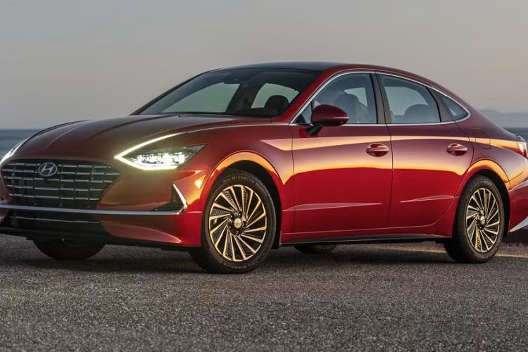  4. Hyundai Sonata (6.127 chiếc) Vượt qua Kia Optima (K5), Hyundai Sonata đã vươn lên trở thành mẫu xe bán chạy nhất trong phân khúc sedan cỡ trung tại Hàn Quốc với doanh số 6.127 xe. Đồng thời, mẫu xe này còn dành được vị trí số 4 trong TOP 10 xe bán chạy nhất tháng.