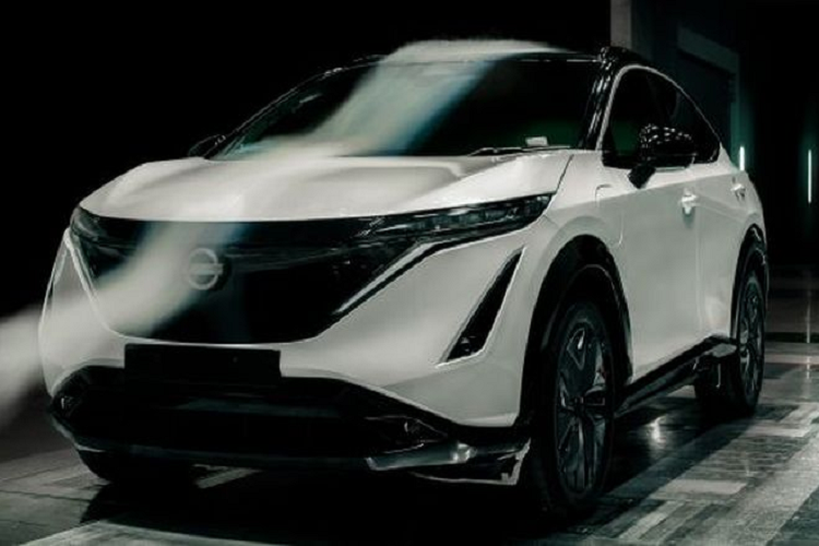 Chi tiết hơn về truyền động, những chiếc Nissan Ariya cơ sở sử dụng pin 63 kWh sẽ có một động cơ điện duy nhất cho công suất 215 mã lực và mô-men xoắn cực đại 300Nm, giúp xe tăng tốc từ 0 - 100 km/h trong 7,5 giây.