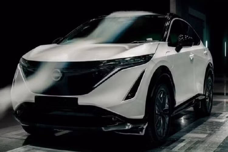 Chi tiết hơn về truyền động, những chiếc Nissan Ariya cơ sở sử dụng pin 63 kWh sẽ có một động cơ điện duy nhất cho công suất 215 mã lực và mô-men xoắn cực đại 300Nm, giúp xe tăng tốc từ 0 - 100 km/h trong 7,5 giây.