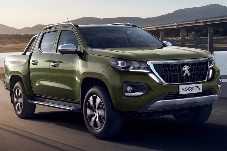 Nằm bên dưới nắp ca-pô của Peugeot Landtrek là 2 tùy chọn động cơ. Đầu tiên là động cơ diesel 4 xi-lanh, tăng áp, dung tích 1.9L, tạo ra công suất tối đa 150 mã lực và mô-men xoắn cực đại 350 Nm. Thứ hai là động cơ xăng 4 xi-lanh, tăng áp, dung tích 2.4L với công suất tối đa 210 mã lực và mô-men xoắn cực đại 320 Nm. Động cơ sẽ kết hợp với hộp số sàn Getrag 6 cấp hoặc hộp số tự động Punch. Bên cạnh đó là hệ dẫn động cầu sau hoặc 4 bánh toàn thời gian.
