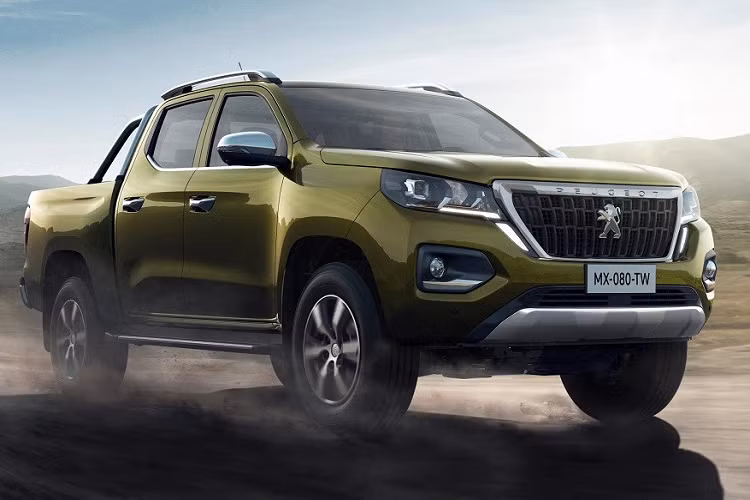 Tuy nhiên, động cơ xăng dự kiến sẽ không được dùng cho Peugeot Landtrek ở thị trường Malaysia vì khách hàng tại đây chuộng xe bán tải máy dầu hơn. Cuối cùng là những trang bị an toàn như 6 túi khí, hệ thống cân bằng điện tử, hỗ trợ đổ đèo, cảnh báo chệch làn đường và 2 móc để lắp ghế trẻ em ở hàng ghế sau. Hiện giá xe Peugeot Landtrek tại thị trường Malaysia vẫn chưa được hé lộ. Trong khi đó, ở Nam Phi, mẫu xe bán tải này có giá khởi điểm từ 579.900 Rand (khoảng 845 triệu đồng).