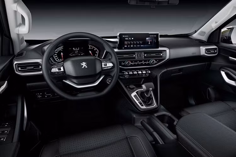 Tuy được phát triển dựa trên xe bán tải Trung Quốc nhưng Landtrek có thiết kế đậm chất Peugeot. Điều này được thể hiện qua phần đầu xe với lưới tản nhiệt hình thang ngược cỡ lớn, đi kèm viền mạ crôm sáng bóng. Trên đỉnh lưới tản nhiệt còn dập dòng chữ "Peugeot". Nằm hai bên lưới tản nhiệt là cụm đèn pha cỡ lớn, tích hợp dải đèn LED định vị ban ngày đặt ngang bên dưới. Dải đèn LED định vị ban ngày còn kéo dài xuống dưới, ôm lấy lưới tản nhiệt.
