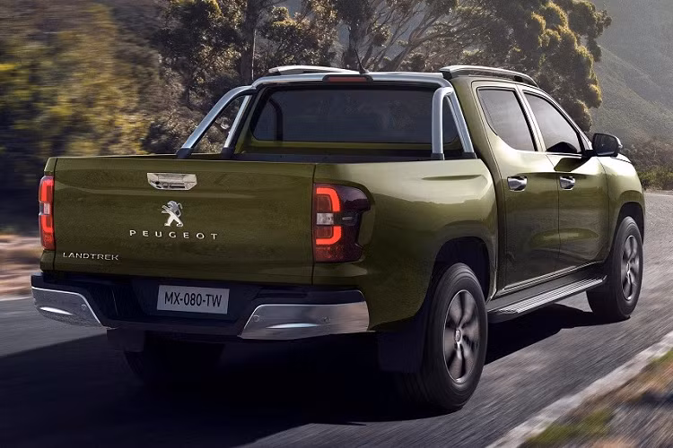 Trang bị của Landtrek cũng hứa hẹn không làm người tiêu dùng thất vọng với bảng đồng hồ kỹ thuật số, màn hình thông tin giải trí dạng cảm ứng 10 inch nằm độc lập trên mặt táp-lô và những nút bấm cơ học gợi liên tưởng đến phím đàn piano vốn đặc trưng cho xe Peugeot. Hệ thống thông tin giải trí của mẫu xe bán tải này hỗ trợ Apple CarPlay và Android Auto. Đó là chưa kể đến kết nối Bluetooth, cổng USB, ổ cứng 10 GB và điều hòa tự động 2 vùng.