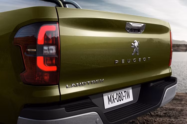 Nhìn chung, thiết kế ngoại thất của Peugeot Landtrek được đánh giá là khá bình thường, không có gì thực sự nổi trội. Tuy nhiên, lợi thế cạnh tranh của mẫu xe bán tải này lại nằm bên trong nội thất. Tại đây, chúng ta sẽ bắt gặp không gian nội thất khá sang trọng và hiện đại với mặt táp-lô giống mẫu sedan cỡ trung Peugeot 508. Trong khi đó, vô lăng 2 chấu của xe lại gợi liên tưởng đến mẫu crossover cỡ nhỏ Peugeot 3008.