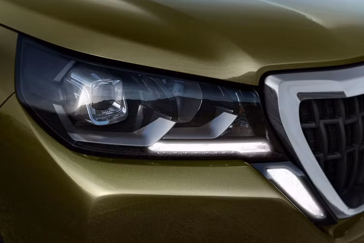Về kích thước, Peugeot Landtrek sở hữu chiều dài 5.330 mm, chiều rộng 1.963 mm, chiều cao 1.897 mm và chiều dài cơ sở 3.180 mm. Trong khi đó, chiều cao gầm tối đa của xe là 235 mm. Với kích thước này, Peugeot Landtrek sẽ là đối thủ cạnh tranh của Ford Ranger, Toyota Hilux, Mitsubishi Triton hay Nissan Navara. Ngoài ra, bên trong Peugeot Landtrek còn có nhiều chi tiết ốp kim loại như trên vô lăng, viền cửa gió điều hòa, bao quanh khu vực cần số và trên mặt cửa, mang lại cảm giác cao cấp hơn cho xe.