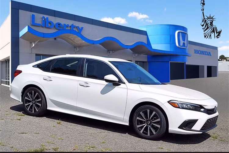 Nhiều khả năng, Honda Civic 2022 sẽ về Việt Nam cuối năm nay hoặc đầu năm tới nhằm cạnh tranh với các đối thủ Mazda 3, Hyundai Elantra, Kia Cerato... và giá dự kiến vẫn có thể cao nhất phân khúc sedan hạng C như hiện tại.