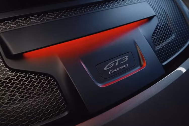 Gói độ Porsche 911 GT3 Touring 2022 còn đi kèm với bộ cánh đó là bộ mâm màu đen Satin Black kích thước 20 inch ở phía trước và 21 inch ở phía sau, đến cả kẹp phanh cũng được phủ đen.