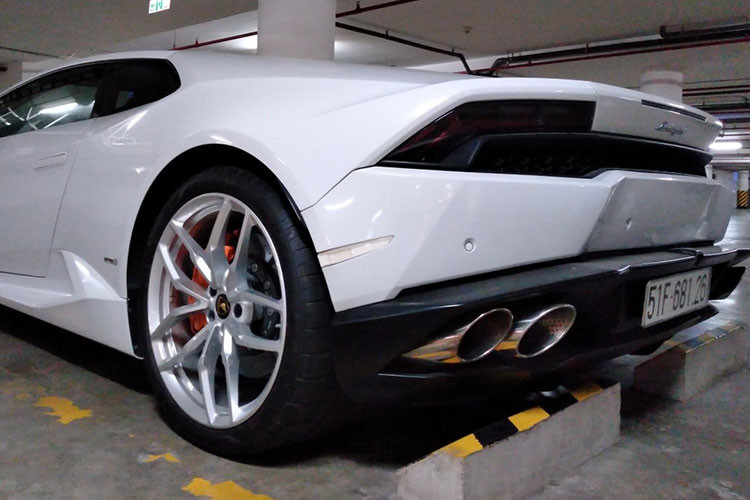 Ngoài màu sơn trắng, chiếc siêu xe Lamborghini Huracan LP610-4 này sở hữu bộ mâm 5 chấu kép màu sáng đi kèm kẹp phanh màu cam rất nổi bật.