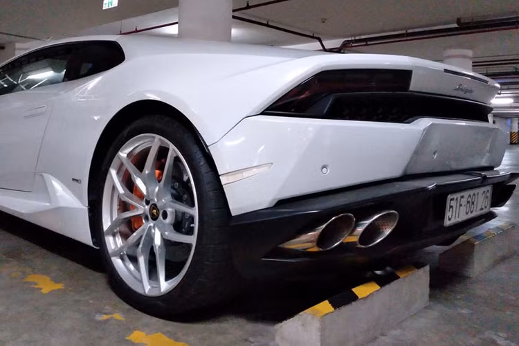 Ngoài màu sơn trắng, chiếc siêu xe Lamborghini Huracan LP610-4 này sở hữu bộ mâm 5 chấu kép màu sáng đi kèm kẹp phanh màu cam rất nổi bật.