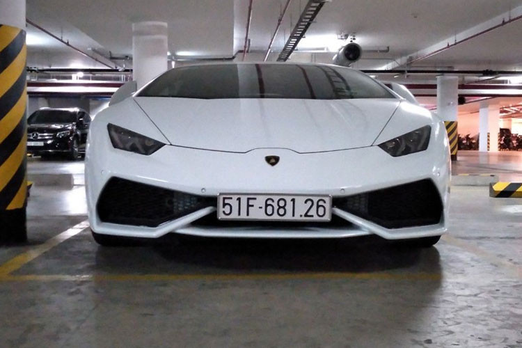 Đối lập với bộ áo trắng Bianco Monocerus, chiếc siêu xe Lamborghini Huracan LP610-4 đang rao bán có nội thất bọc da Alcantara đi kèm các chi tiết may chỉ cam ở ghế ngồi, bảng điều khiển trung tâm hay có nhiều chi tiết ốp sợi carbon rất cá tính.