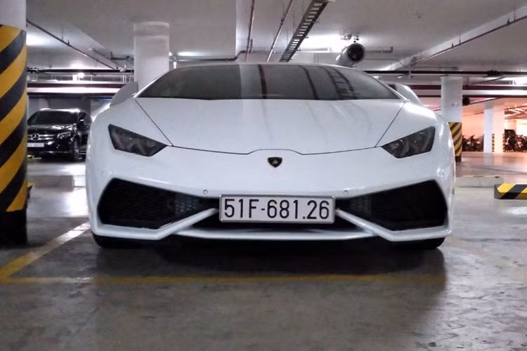 Đối lập với bộ áo trắng Bianco Monocerus, chiếc siêu xe Lamborghini Huracan LP610-4 đang rao bán có nội thất bọc da Alcantara đi kèm các chi tiết may chỉ cam ở ghế ngồi, bảng điều khiển trung tâm hay có nhiều chi tiết ốp sợi carbon rất cá tính.