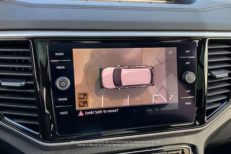 Bên trong xe là nội thất 7 chỗ ngồi rộng rãi. Hiện chưa rõ trang bị cụ thể của mẫu SUV này khi về Việt Nam. Trong khi đó, ở thị trường Mỹ, xe được trang bị bảng đồng hồ kỹ thuật số Digital Cockpit, màn hình thông tin giải trí dạng cảm ứng 8 inch, hệ thống âm thanh Fender, đèn viền nội thất, điều hòa tự động 3 vùng Climatronic, ghế trước làm mát, sưởi ghế sau, sạc điện thoại không dây và khởi động máy từ xa.