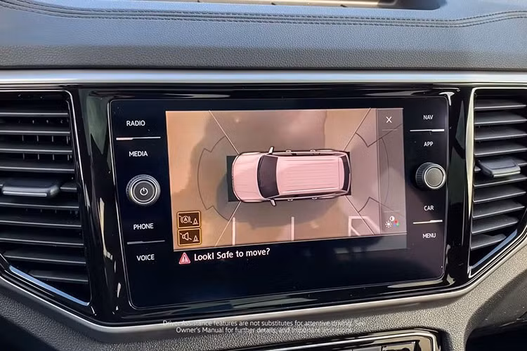 Bên trong xe là nội thất 7 chỗ ngồi rộng rãi. Hiện chưa rõ trang bị cụ thể của mẫu SUV này khi về Việt Nam. Trong khi đó, ở thị trường Mỹ, xe được trang bị bảng đồng hồ kỹ thuật số Digital Cockpit, màn hình thông tin giải trí dạng cảm ứng 8 inch, hệ thống âm thanh Fender, đèn viền nội thất, điều hòa tự động 3 vùng Climatronic, ghế trước làm mát, sưởi ghế sau, sạc điện thoại không dây và khởi động máy từ xa.