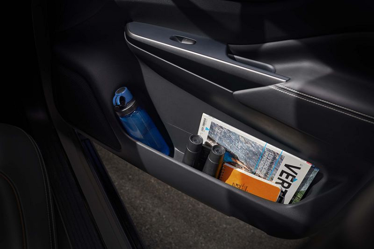 Nissan Navara 2021 là mẫu bán tải duy nhất trong phân khúc được trang bị camera toàn cảnh 360°- trang bị vốn chỉ quen thuộc trên các mẫu sedan và SUV. Hệ thống này cho phép người lái có thể quan sát rõ nét các hình ảnh quanh xe trong thời gian thực thông qua 4 camera được lắp phía trước, phía sau và hai bên thân xe.