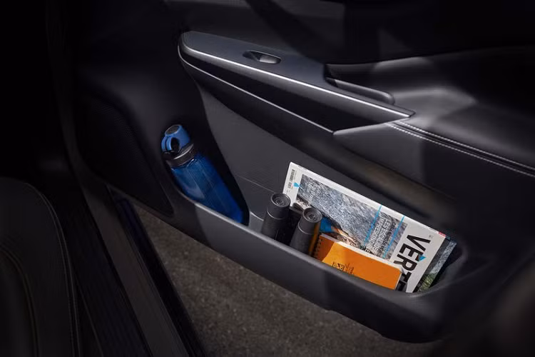 Nissan Navara 2021 là mẫu bán tải duy nhất trong phân khúc được trang bị camera toàn cảnh 360°- trang bị vốn chỉ quen thuộc trên các mẫu sedan và SUV. Hệ thống này cho phép người lái có thể quan sát rõ nét các hình ảnh quanh xe trong thời gian thực thông qua 4 camera được lắp phía trước, phía sau và hai bên thân xe.