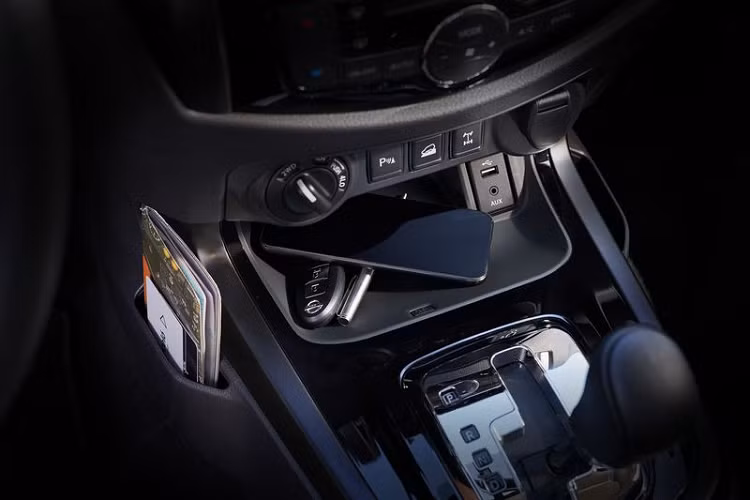 Hệ thống hỗ trợ khởi hành ngang dốc và hệ thống hỗ trợ xuống dốc, camera lùi, cảm biến lùi, hệ thống chống bó phanh, hệ thống hỗ trợ lực phanh khẩn cấp, hệ thống phân bổ lực phanh điện tửhệ thống kiểm soát lực kéo, 6 túi khí và đặc biệt hệ thống cân bằng điện tử được trang bị trên mọi phiên bản. Một loạt tính năng an toàn kết hợp giúp kiểm soát tối đa hành trình và mang đến trải nghiệm lái tự tin, thoải mái hơn bao giờ hết. Nissan Navara 2021 giờ đây không chỉ đơn thuần là một chiếc xe mà còn trở thành người bạn đồng hành thú vị và người trợ lý đáng tin cậy trên mọi cung đường.