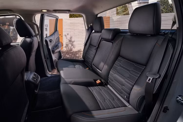 Xe được trang bị động cơ Diesel 4 xi lanh tăng áp cho khả năng tăng tốc vượt trội, với sức mạnh 190Ps tại 6.000 vòng/phút và mô men xoắn 450 Nm tại 2.000 vòng/phút. Với động cơ mạnh mẽ, Nissan Navara 2021 mang lại khả năng vượt mọi địa hình, ngay cả khi tải nặng. Hệ thống Turbo tăng áp biến thiên VGS giúp tối ưu hóa hoạt động của động cơ để tăng sức mạnh và giảm mức tiêu hao nhiên liệu khi vận hành.