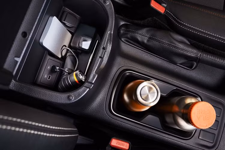 Đặc biệt, phiên bản Navara 4WD Cao Cấp &amp; Pro4X còn được trang bị thêm tính năng offroad monitor. Với tính năng này ở chế độ 2 cầu chậm, người lái có thể quan sát rõ ràng về địa hình xung quanh, kể cả vị trí chính xác đặt bánh xe trước. Bên cạnh đó, hệ thống cảnh báo va chạm (MOD) cũng được tích hợp trên màn hình và sẽ kích hoạt khi phát hiện vật thể di chuyển lại gần xe, tránh khỏi những va chạm đáng tiếc.