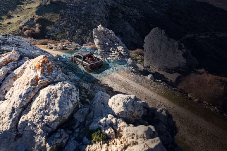 Ghế ngồi trên Nissan Navara 2021 cũng được cung cấp 2 lựa chọn, ghế da thiết kế mới với những đường gân mạnh mẽ chạy dọc thân ghế trên phiên bản cao cấp và phiên bản Pro4X cùng lựa chọn ghế nỉ cho phiên bản tiêu chuẩn. Tất cả các phiên bản đều được trang bị bệ tì tay và cửa gió điều hòa hàng ghế sau. Hàng ghế thứ 2 cũng được thiết kế với độ ngả tốt hơn, ghế ngồi với chiều dài và độ êm ái được cải thiện hơn giúp làm giảm mệt mỏi cho hành khách trong những chuyến đi dài.