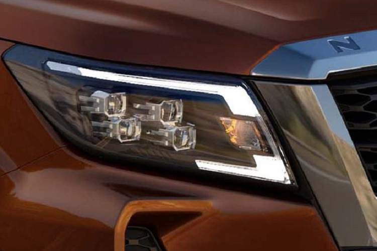 Về kích thước, Nissan Navara 2021 được thiết kế với kích thước tổng thể chiều dài x rộng là 5.260 x 1.850mm trên phiên bản tiêu chuẩn, phiên bản cao cấp và 5.260 x 1.875mm trên phiên bản Pro4X, chiều cao trải dài từ 1.810 đến 1.860 mm cho 4 phiên bản xe, đem đến lựa chọn đa dạng cho người sử dụng. Chiều dài cơ sở 3.150 mm tạo cho chiếc xe không gian rộng rãi và thoáng đãng.