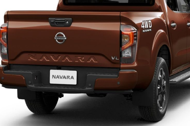 Thiết kế hoàn toàn mới là điểm nhấn nổi bật và dễ thấy nhất trên Nissan Navara 2021. Mẫu bán tải trở nên cá tính, mạnh mẽ hơn với phần đầu xe được thay đổi hoàn toàn. Xe được trang bị cụm đèn pha đa bóng Bi-LED công nghệ Quad Projector, ôm lấy dải LED chạy ban ngày đầy ấn tượng, mang lại hiệu ứng vượt trội về cả thị giác lẫn khả năng chiếu sáng. Lưới tản nhiệt, hốc đèn sương mù cũng được thiết kế với tỉ lệ lớn hơn, kết hợp cùng đường gân nơi đầu xe cho ấn tượng về một mẫu xe thể thao, trẻ trung và hiện đại.