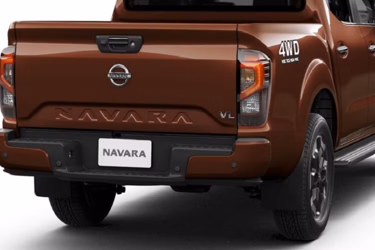 Thiết kế hoàn toàn mới là điểm nhấn nổi bật và dễ thấy nhất trên Nissan Navara 2021. Mẫu bán tải trở nên cá tính, mạnh mẽ hơn với phần đầu xe được thay đổi hoàn toàn. Xe được trang bị cụm đèn pha đa bóng Bi-LED công nghệ Quad Projector, ôm lấy dải LED chạy ban ngày đầy ấn tượng, mang lại hiệu ứng vượt trội về cả thị giác lẫn khả năng chiếu sáng. Lưới tản nhiệt, hốc đèn sương mù cũng được thiết kế với tỉ lệ lớn hơn, kết hợp cùng đường gân nơi đầu xe cho ấn tượng về một mẫu xe thể thao, trẻ trung và hiện đại.